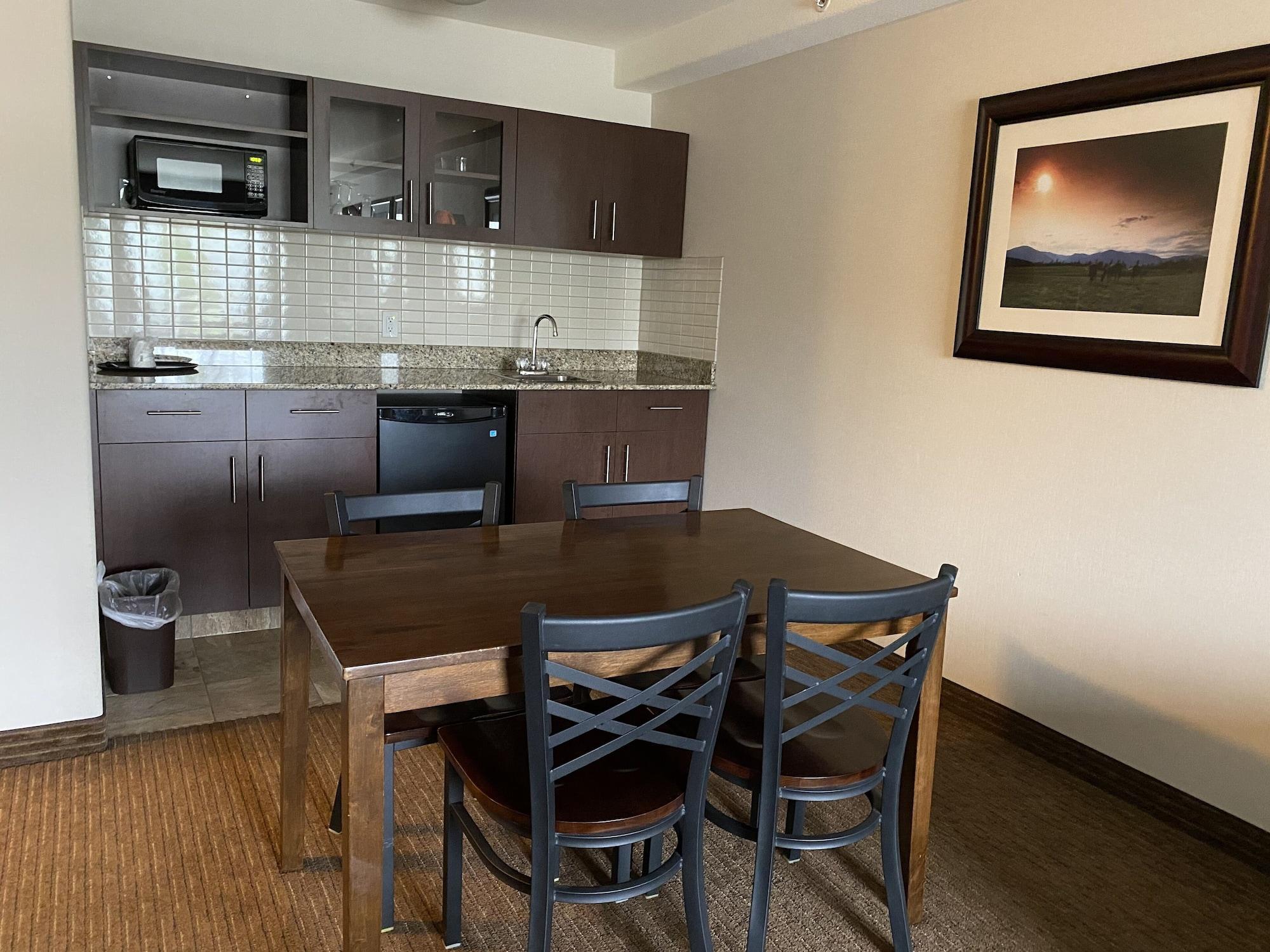 Ramada By Wyndham Creston Hotel Kültér fotó