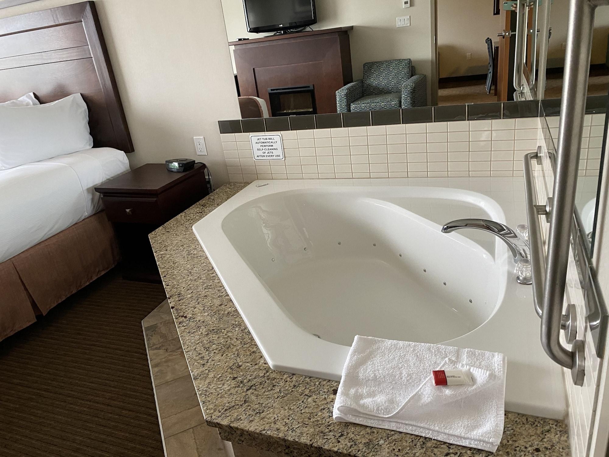 Ramada By Wyndham Creston Hotel Kültér fotó