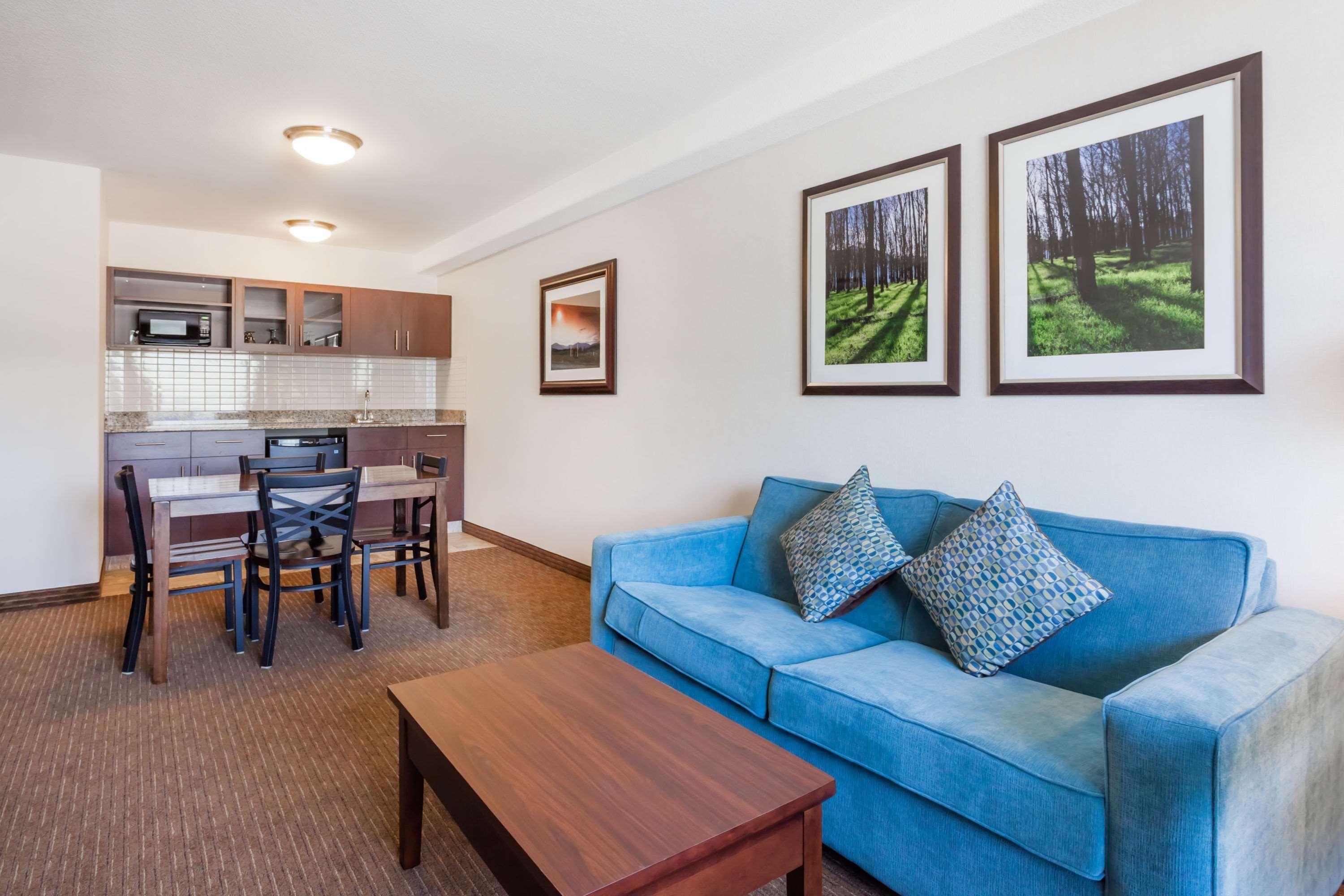 Ramada By Wyndham Creston Hotel Kültér fotó