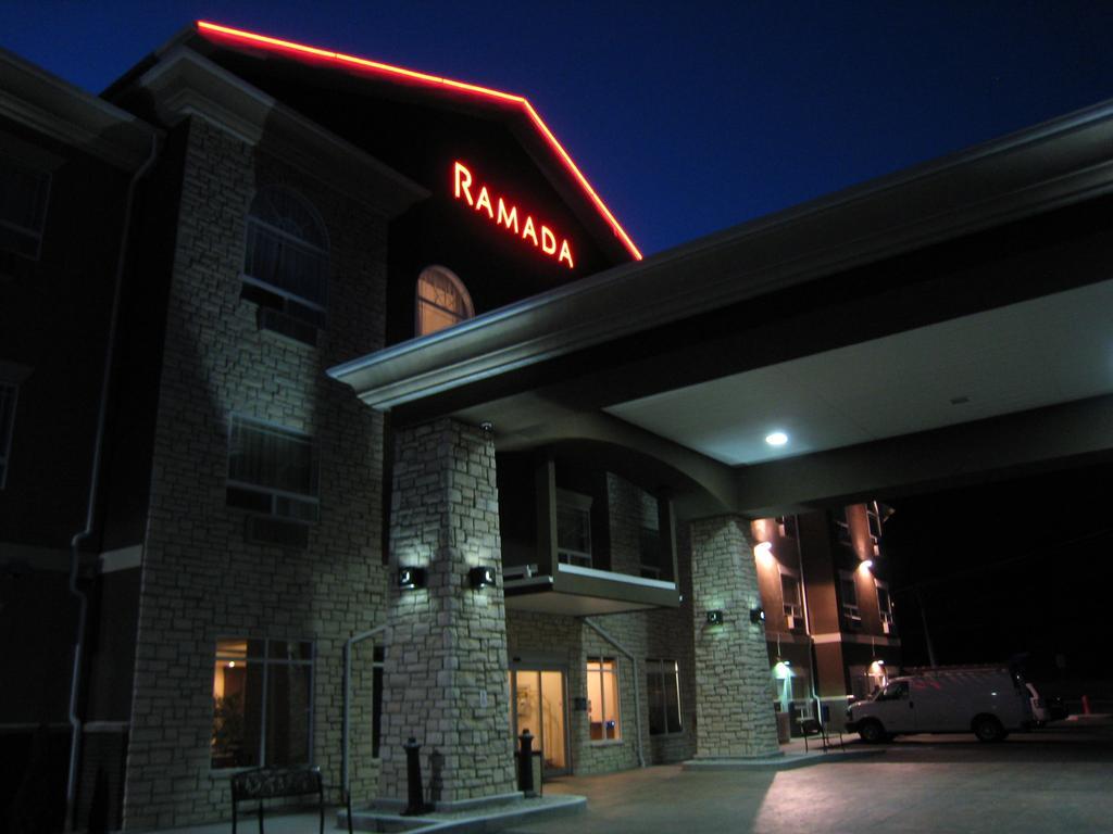 Ramada By Wyndham Creston Hotel Kültér fotó