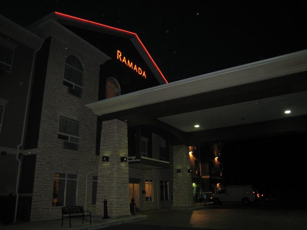 Ramada By Wyndham Creston Hotel Kültér fotó